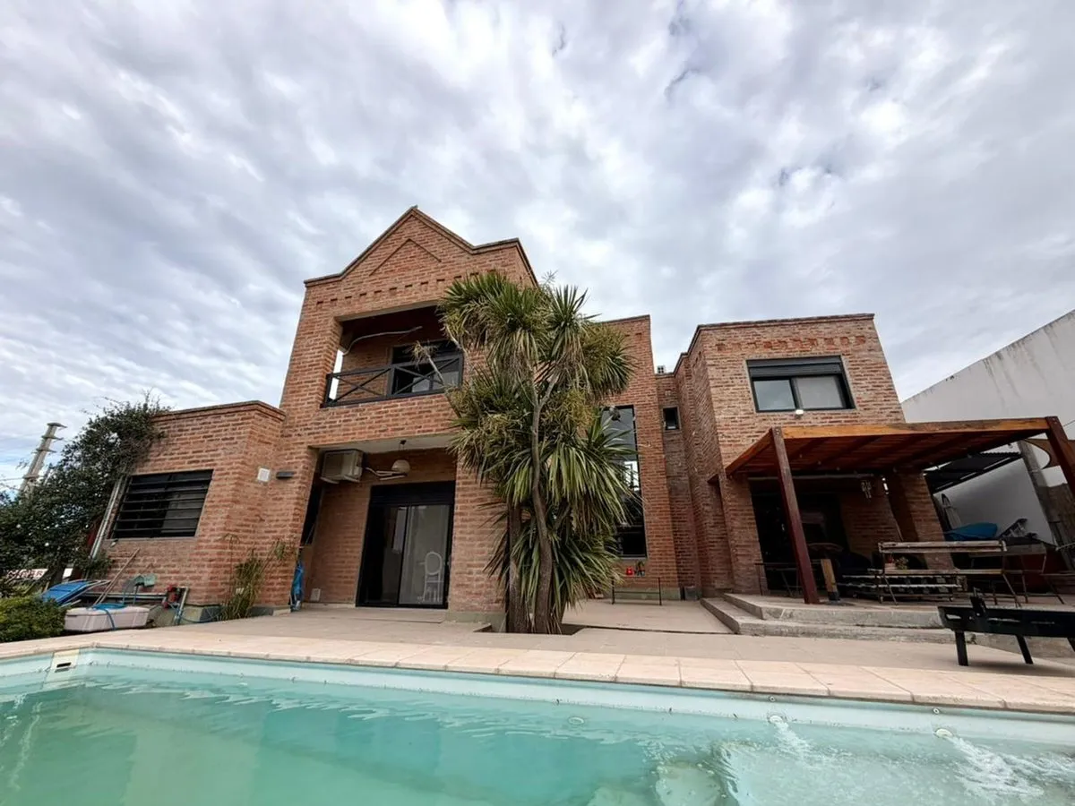 Casa en Roberto Clegg 200
