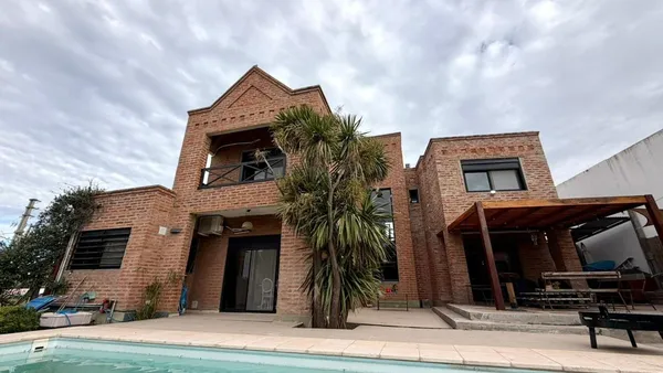Casa en Roberto Clegg 200