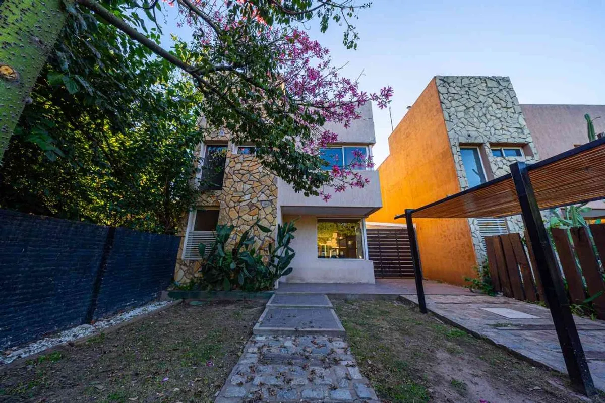 Casa en Pasaje Ambato 700