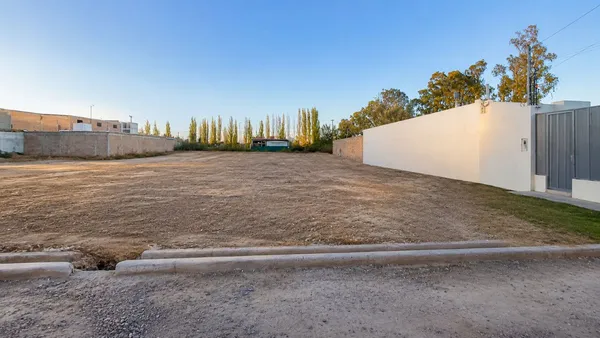 Lote en D. Cirella y Uspallata 0
