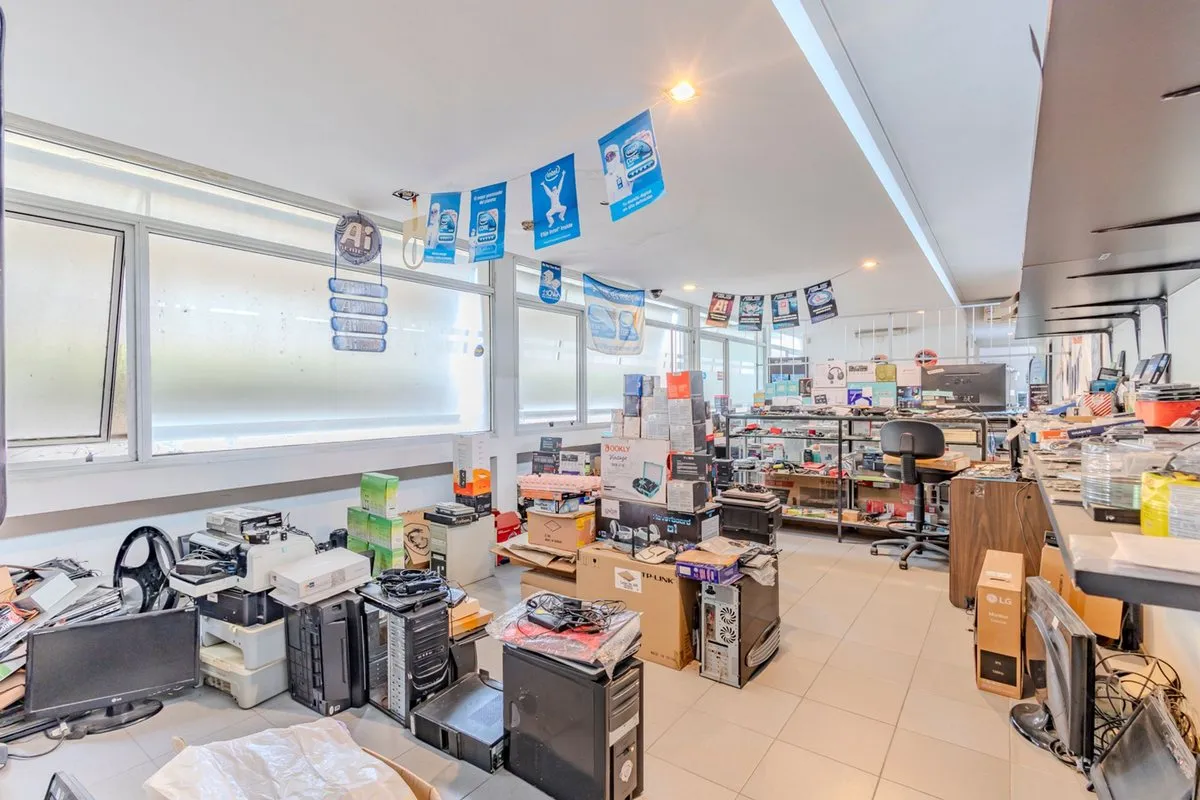 Local Comercial en 9 E/ 59 y 60 1300