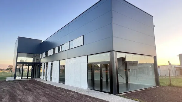 Local Comercial en Leloir y los Tizones 0