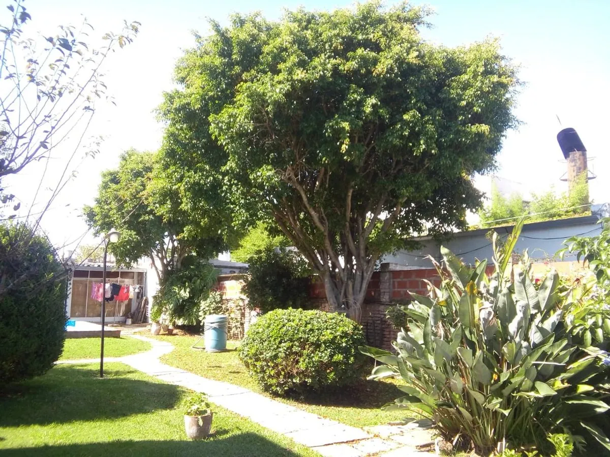 Casa en 4 Entre 70 y 71 1800