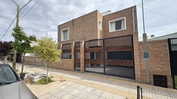 Casa en Juan Zufiría 1400