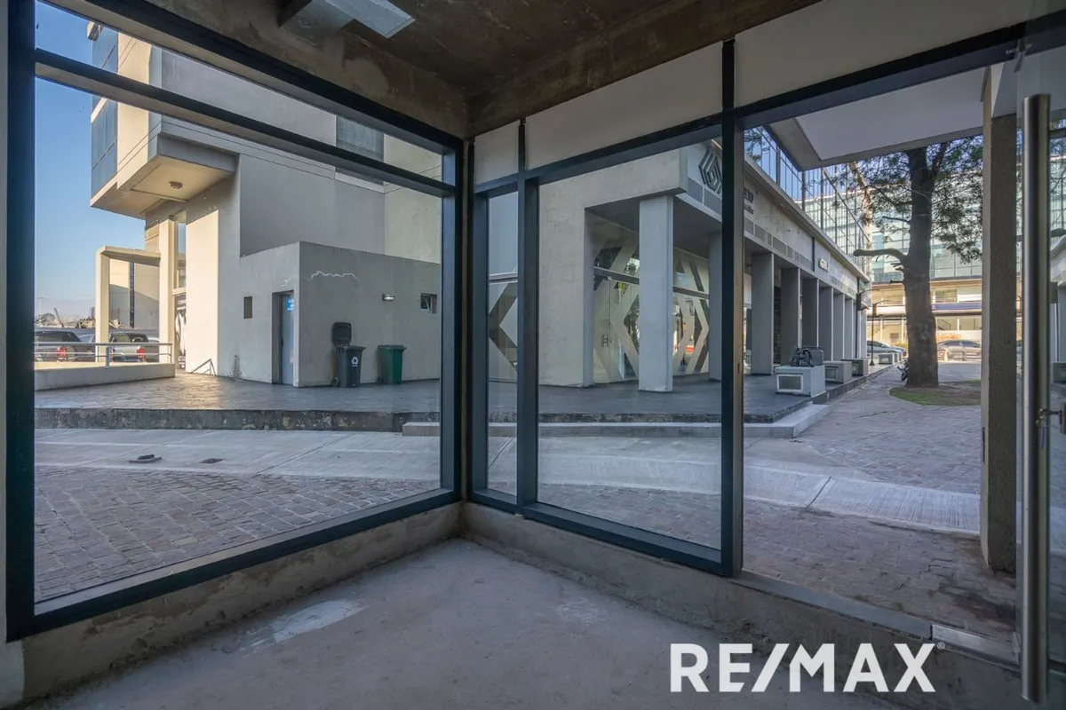 Local Comercial en Roberto Caamaño . 1100