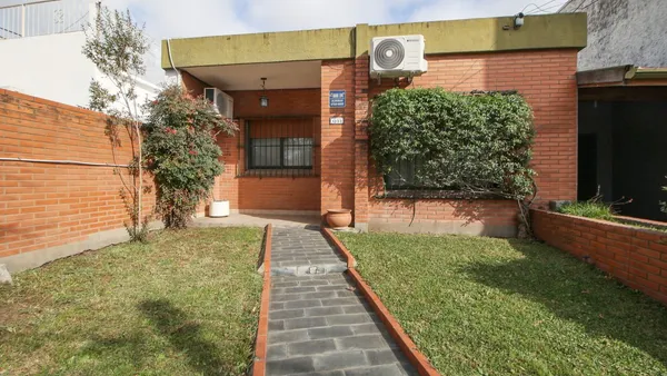 Casa en Comandante Luis Piedrabuena 1200