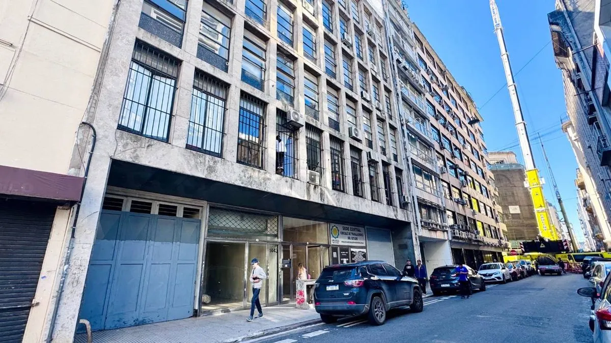 Oficina en Adolfo Alsina 1400