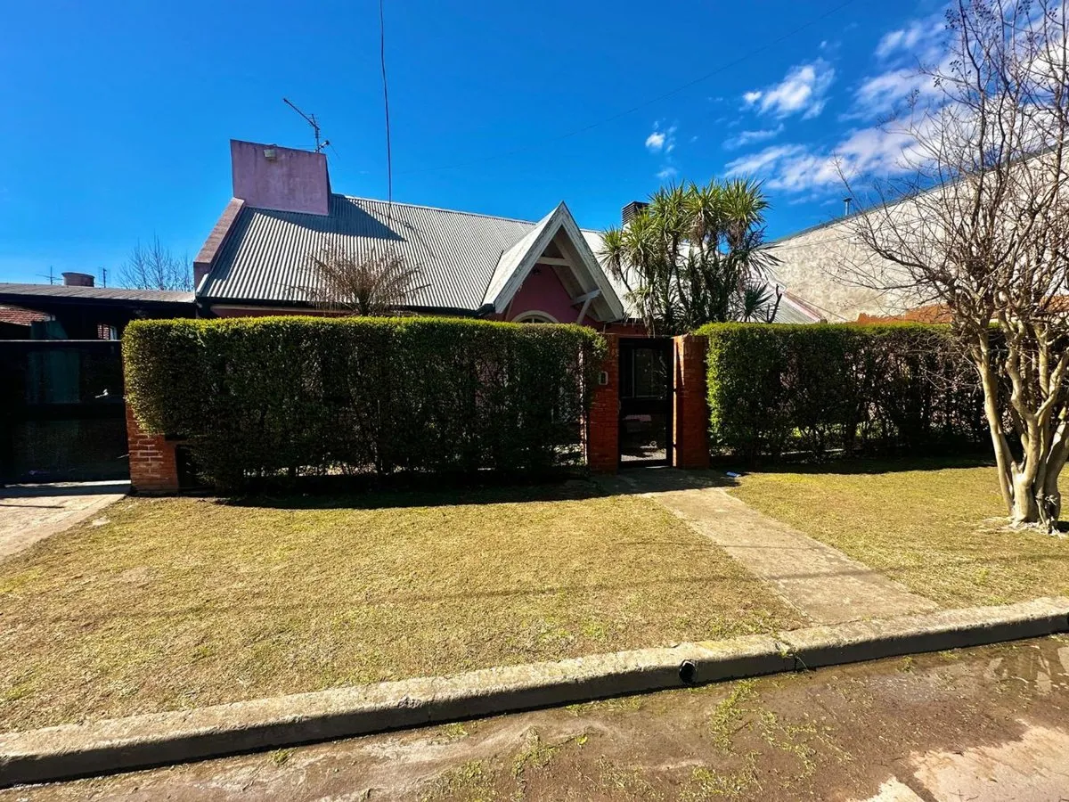 Casa en 420 Entre Cno. Centenario y 454 200