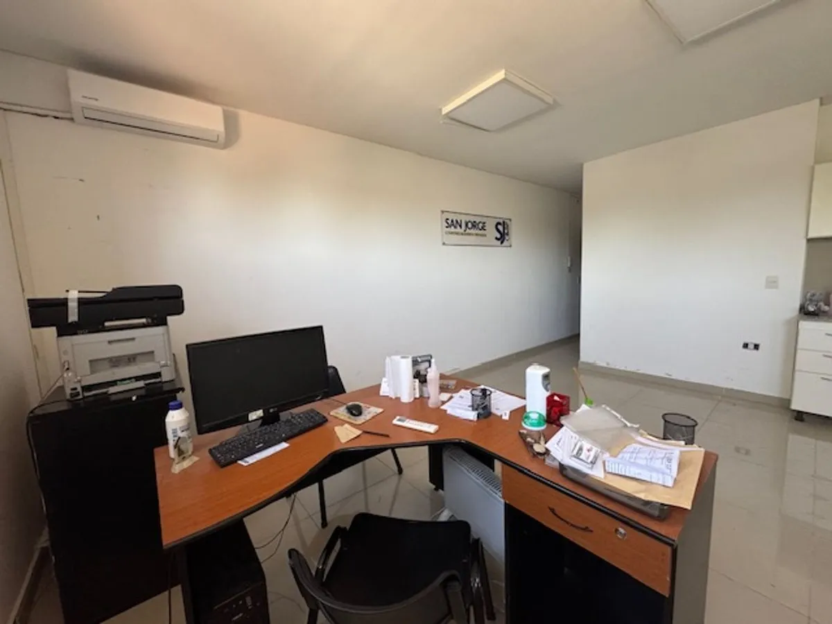 Oficina en Sanguinetti 300