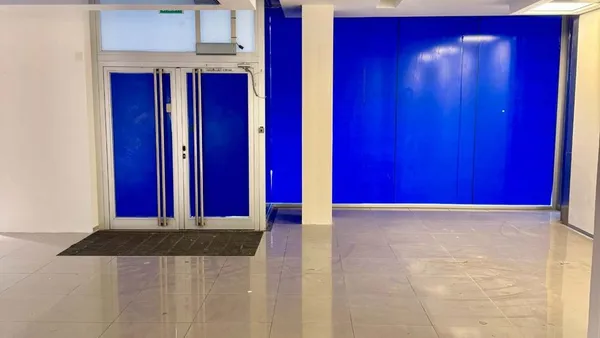 Local Comercial en Teniente General Juan Domingo Perón Pb 500