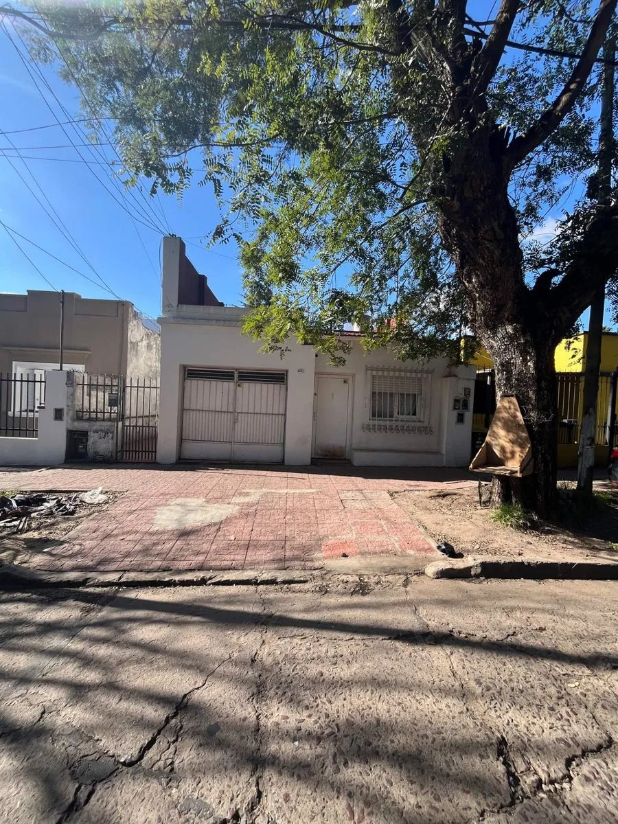P H en Moyano 6300