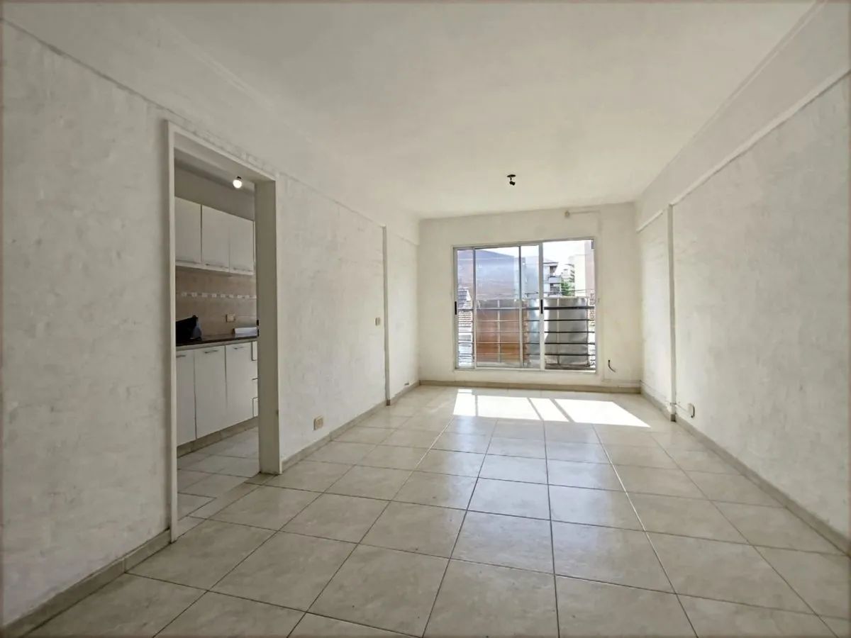 Departamento en Montes de Oca y Carlos Casares 2300