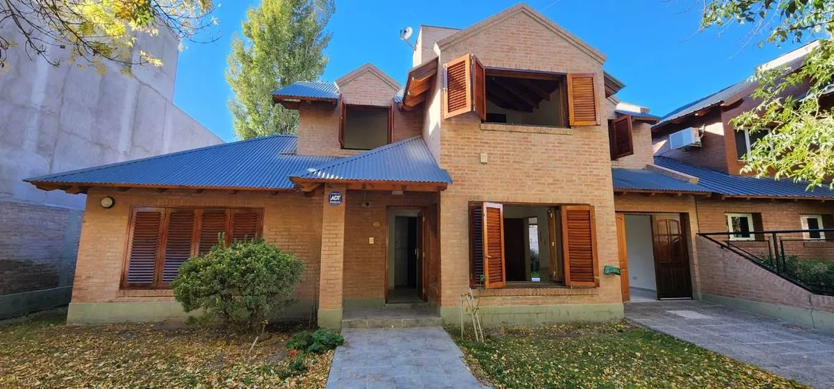 Casa en Gregores de Gotelli 400