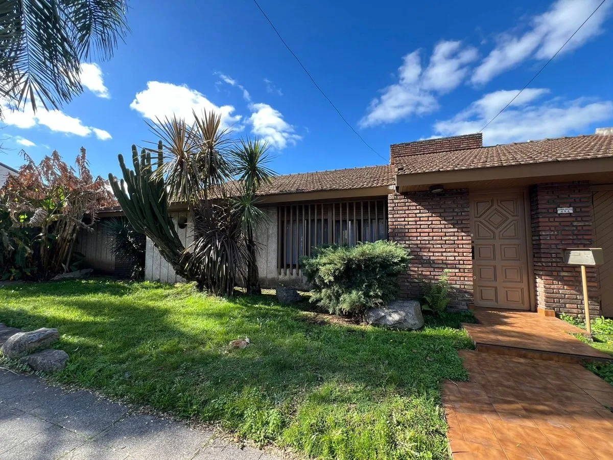 Casa en Gobernador Dardo Rocha 400