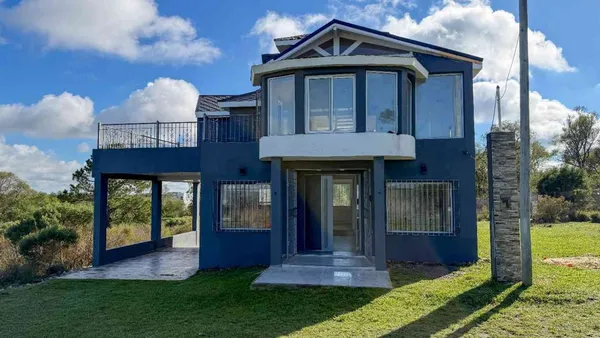 Casa en B Guiraldes 1100