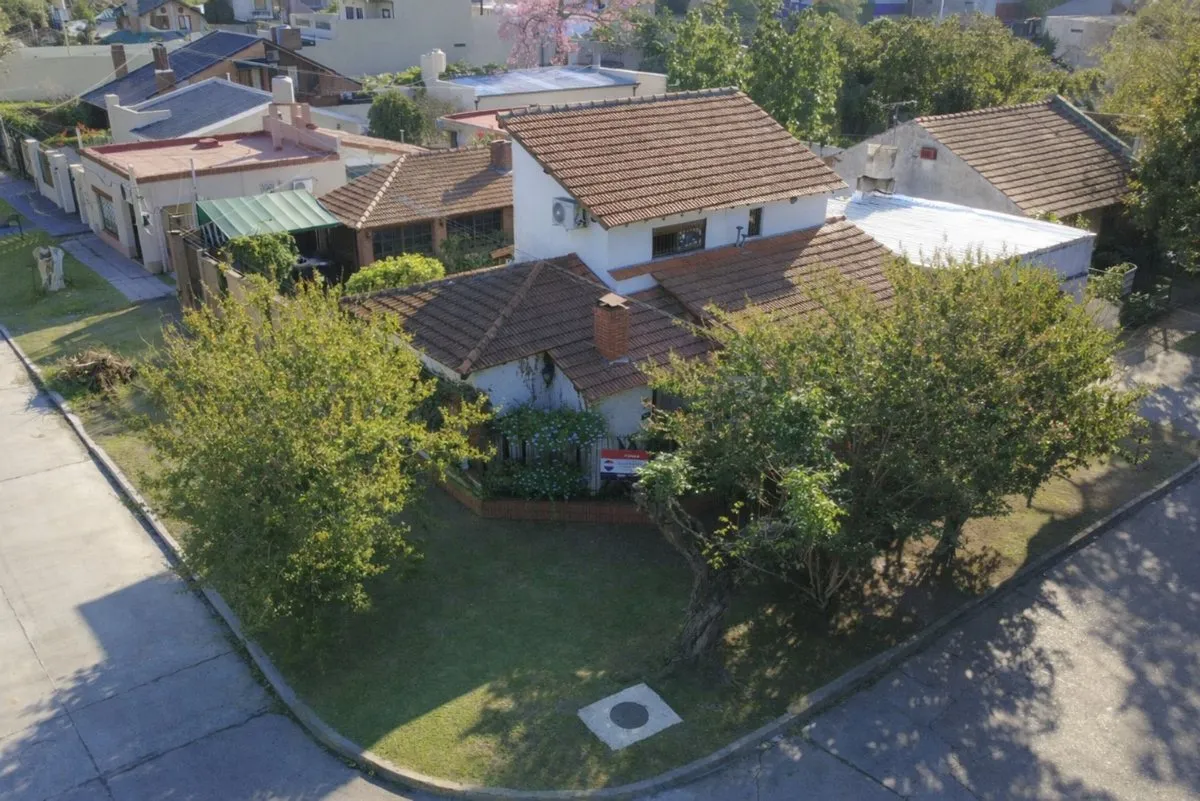 Casa en Guillermo Grandville 700