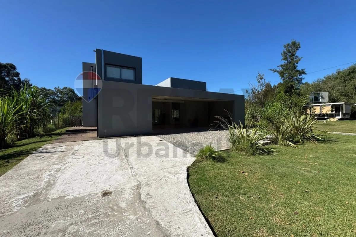 Casa en Calle Central Entre los Plátanos y los Robles 500