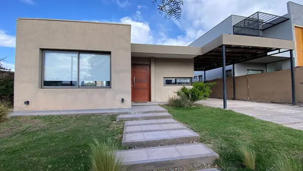 Casa en Ozamis Sur y Espejo 1400