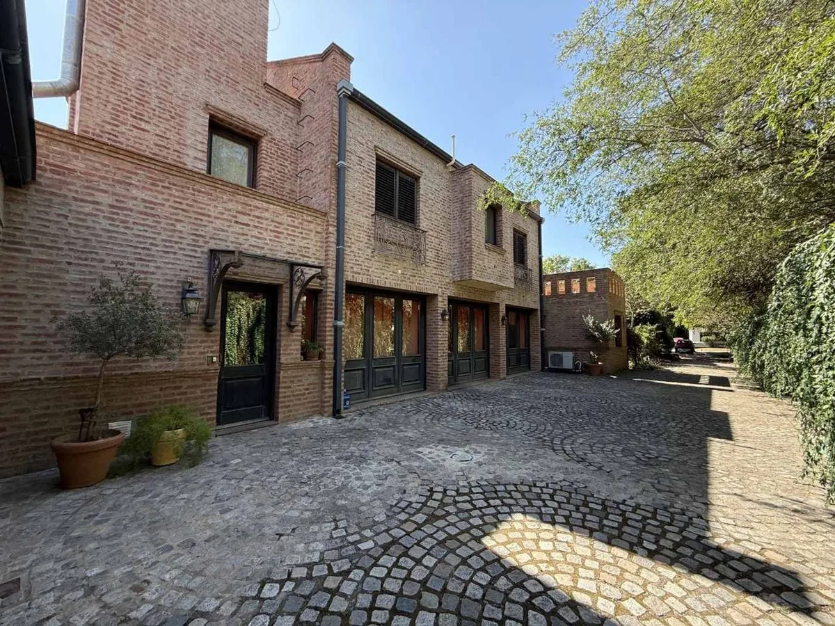 Casa en Celso Barrios 1100