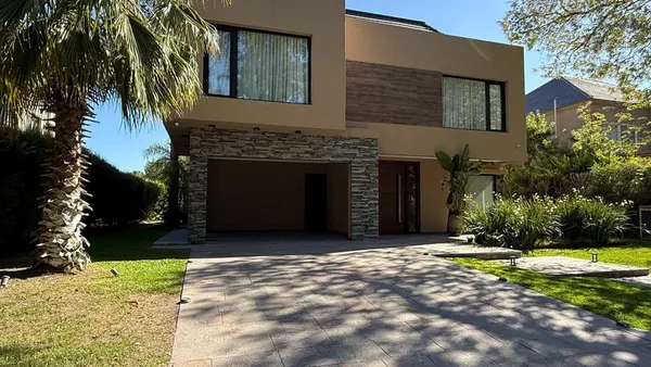 Casa en Lorenzo Cresmani 4600