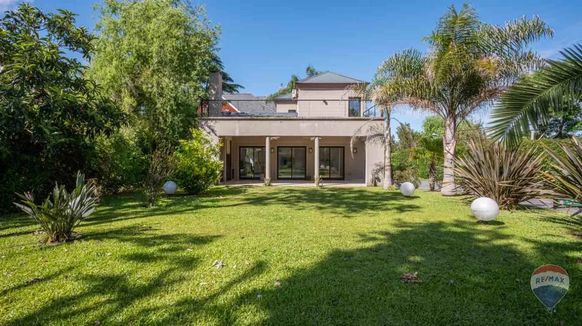 Casa en La Reconquista 2400