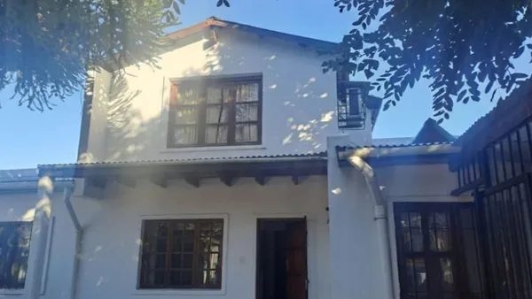 Casa en Canonigo A. Saenz 600
