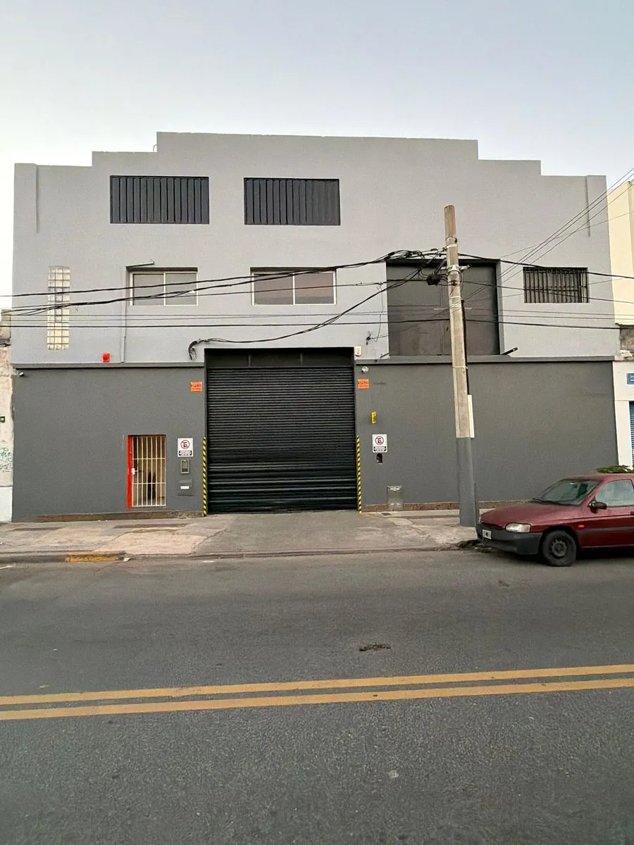 Industria en Rodríguez Peña 1100