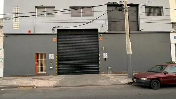 Industria en Rodríguez Peña 1100