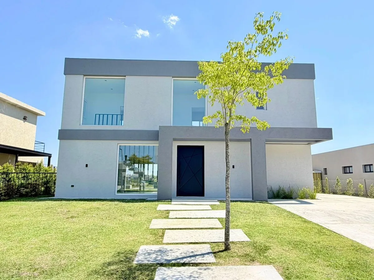 Casa en Av de los Lagos 0