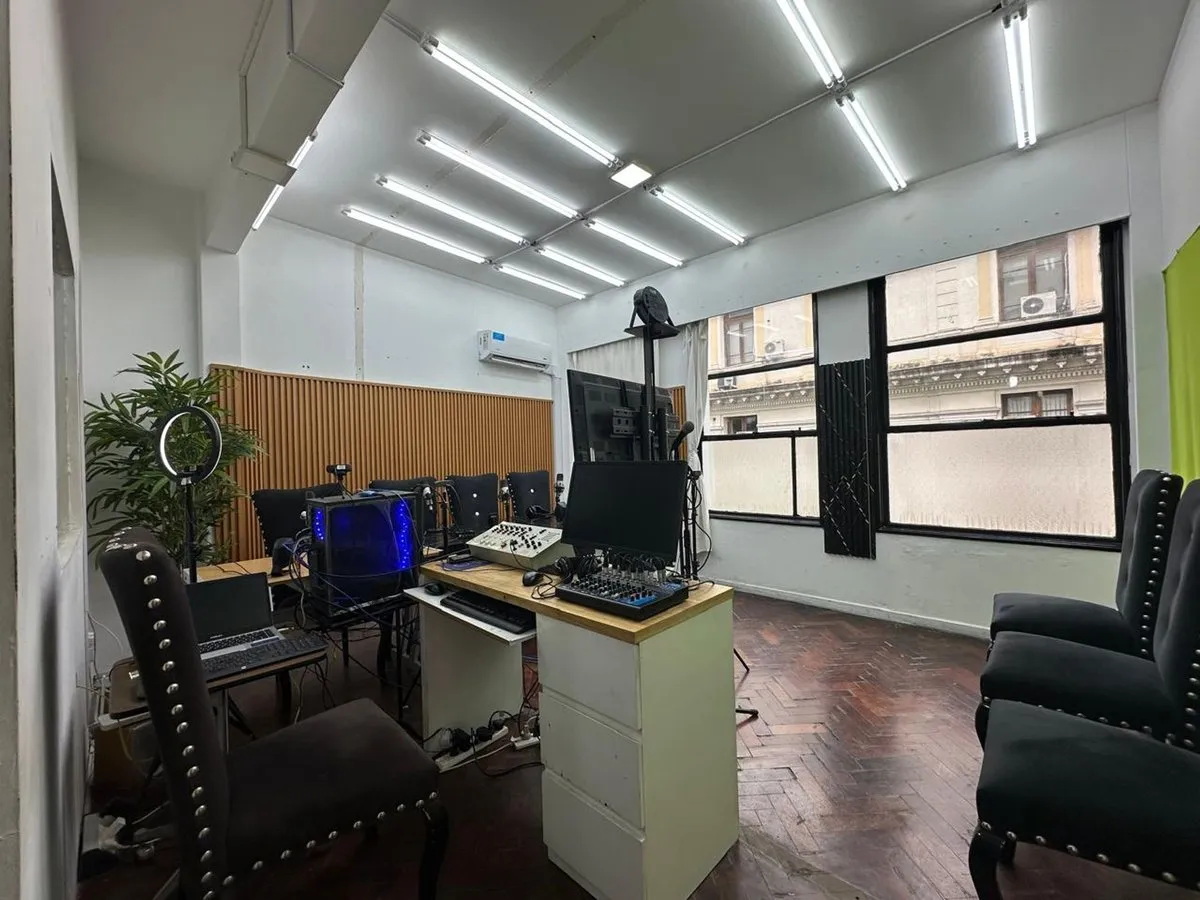 Oficina en Presidente Luis Sáenz Peña 300