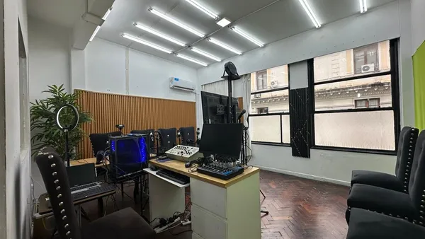 Oficina en Presidente Luis Sáenz Peña 300