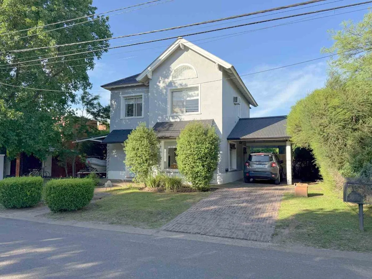 Casa en Avenida Carlos Pellegrini 3200