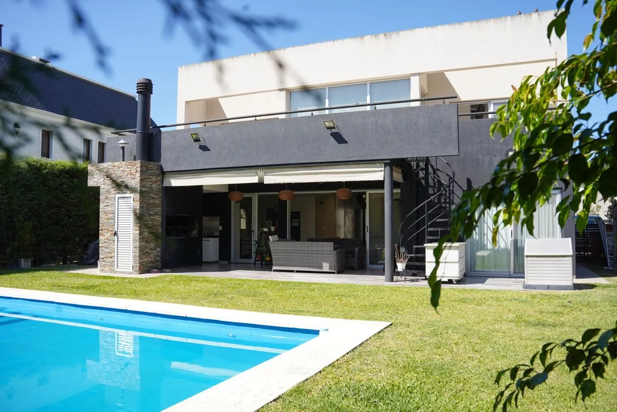 Casa en Avenida Caseros 1700