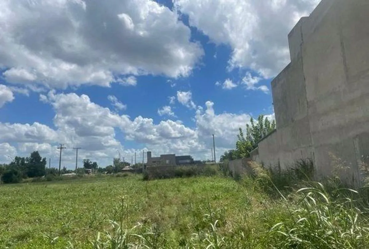 Lote en Carlos Leumann y Rivadavia S/N