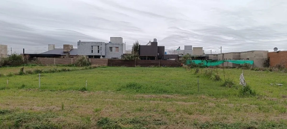 Lote en Esteban de Luca 1200