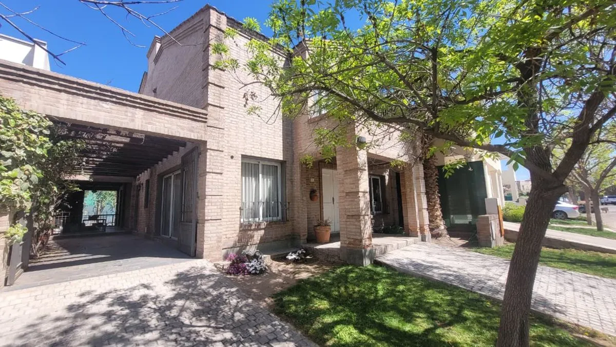 Casa en Lateral Sur del Acceso Este 4900