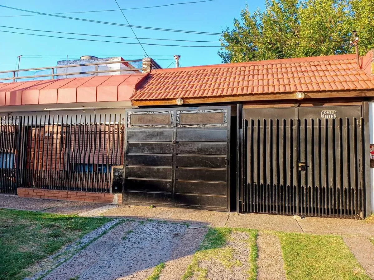 Casa en Ombú 1800