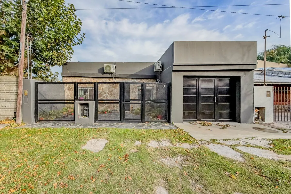 Casa en 50 E/ 2 y 3 300