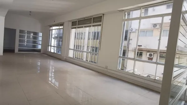 Oficina en Avenida Presidente Roque Sáenz Peña 900