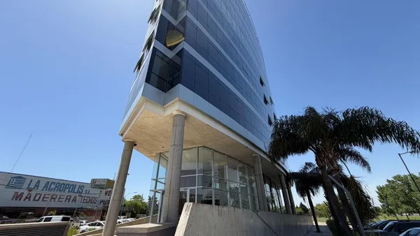 Oficina en Intendente O. Larghi 1300