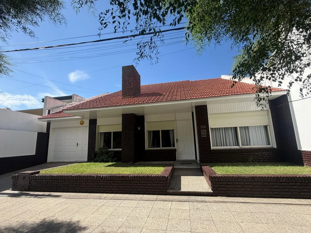 Casa en Varela 700