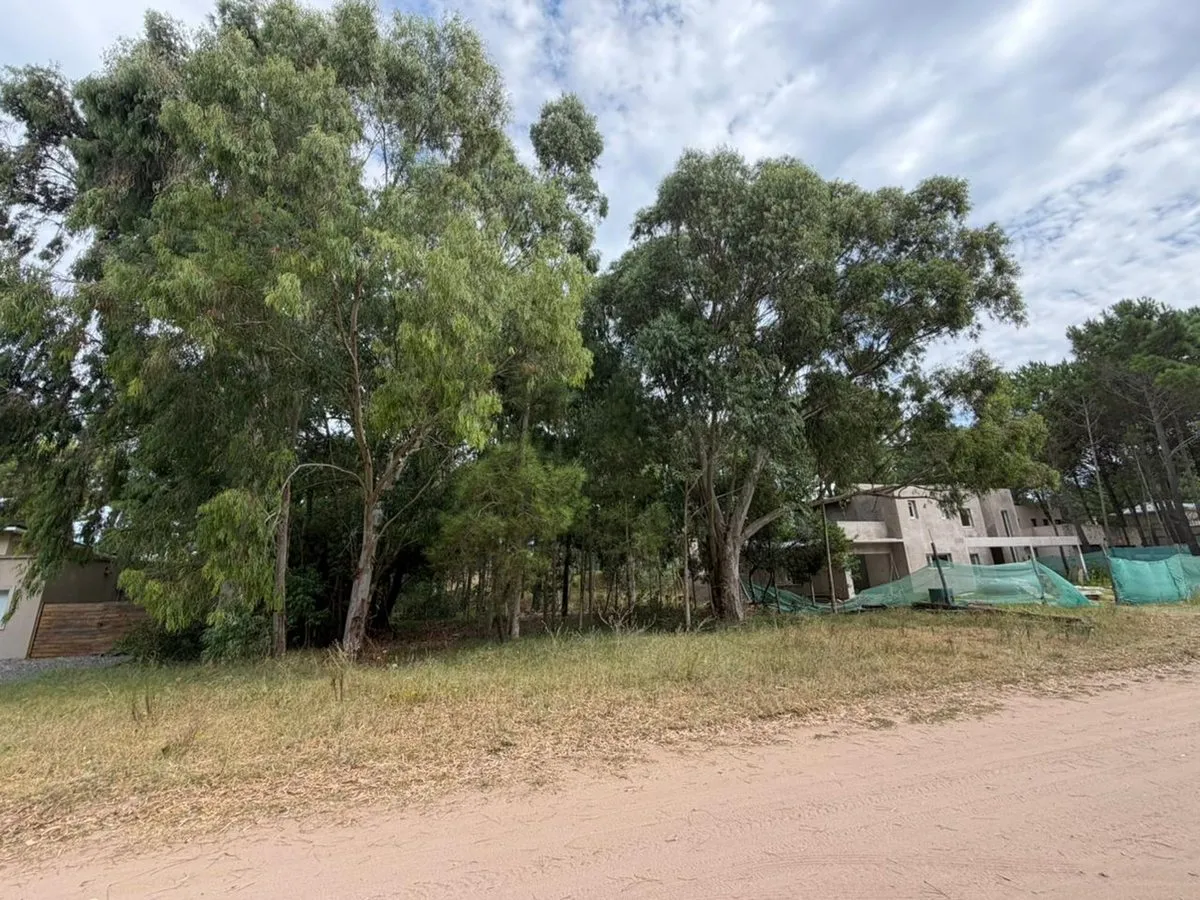 Lote en De la Calandria Entre Av Tres Carabelas y Bitacora 100