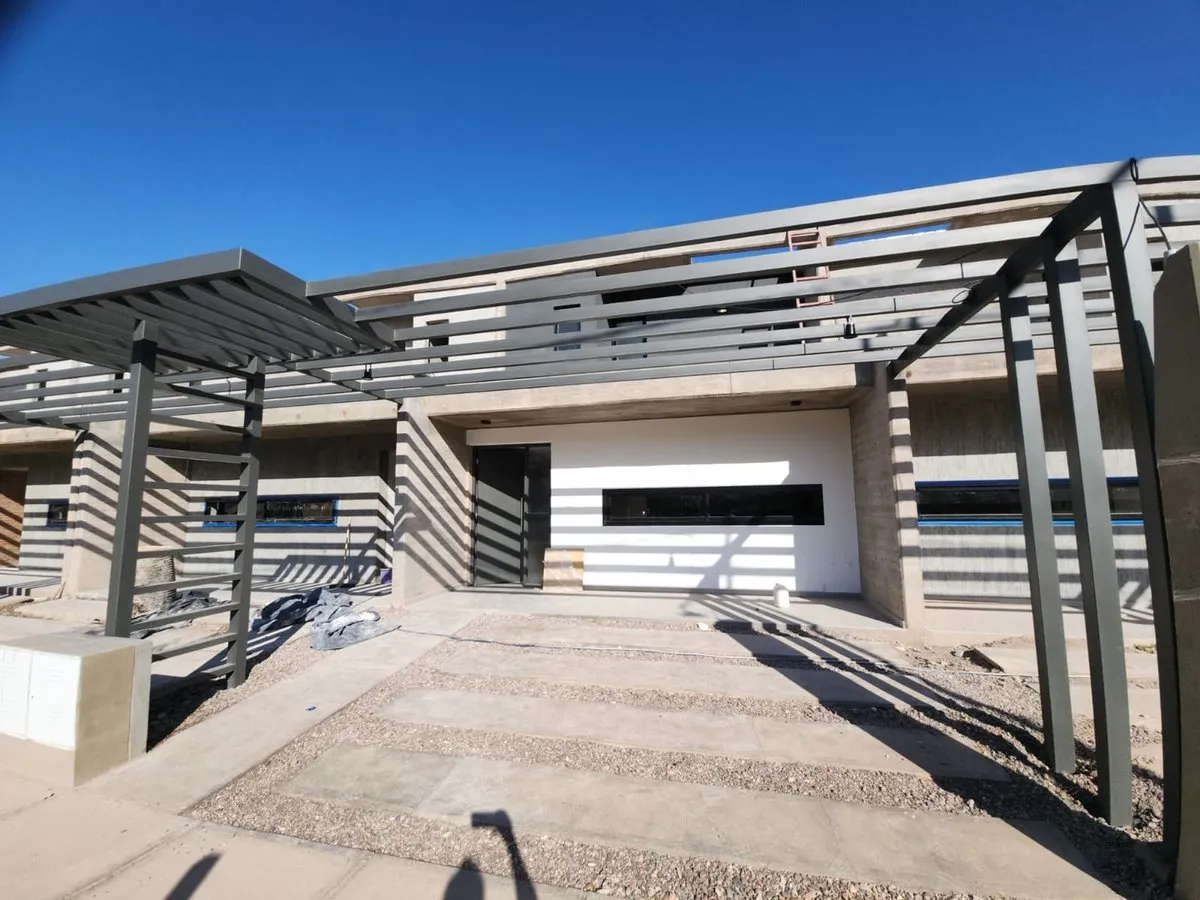 Casa en Acceso Sur y Zapiola 0