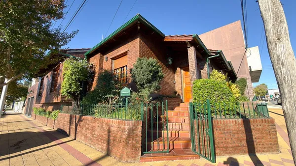 Casa en Caseros 800