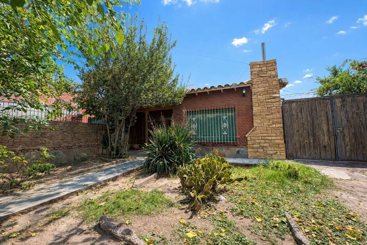 Casa en José Manuel Estrada 400