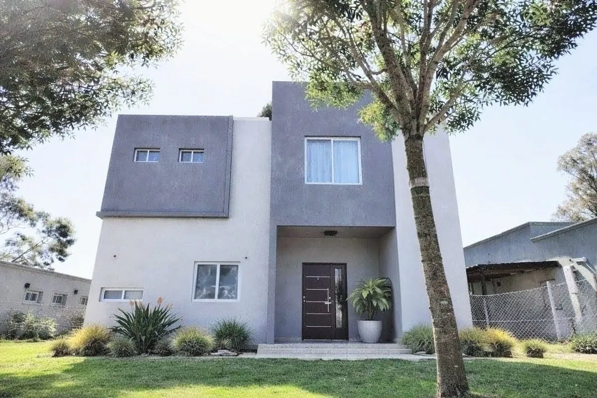 Casa en Mariano Acosta 3000