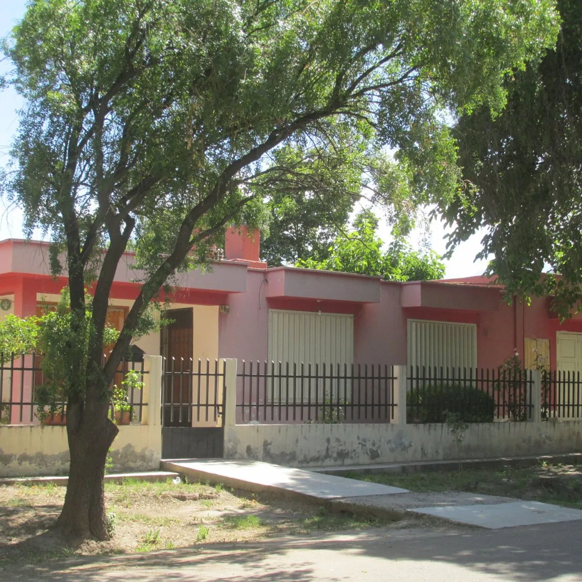 Casa en Leopoldo Lugones 100