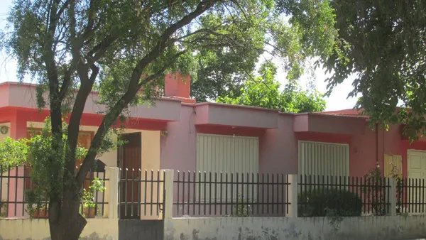Casa en Leopoldo Lugones 100