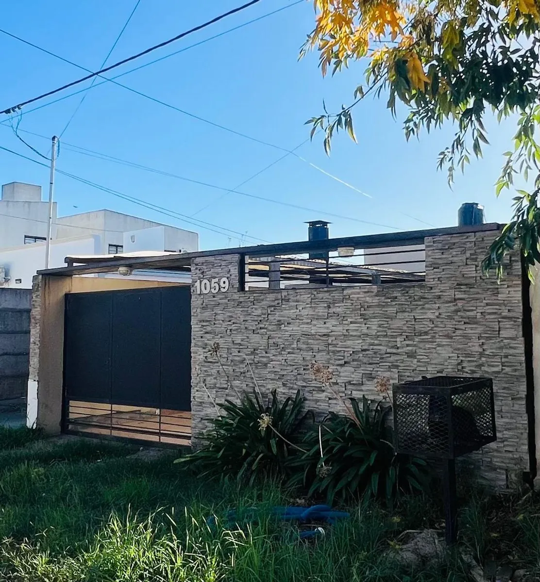 Casa en 495 E/ 5 y 6 1000