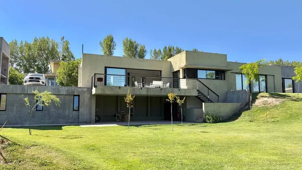 Casa en Azcuénaga 2000